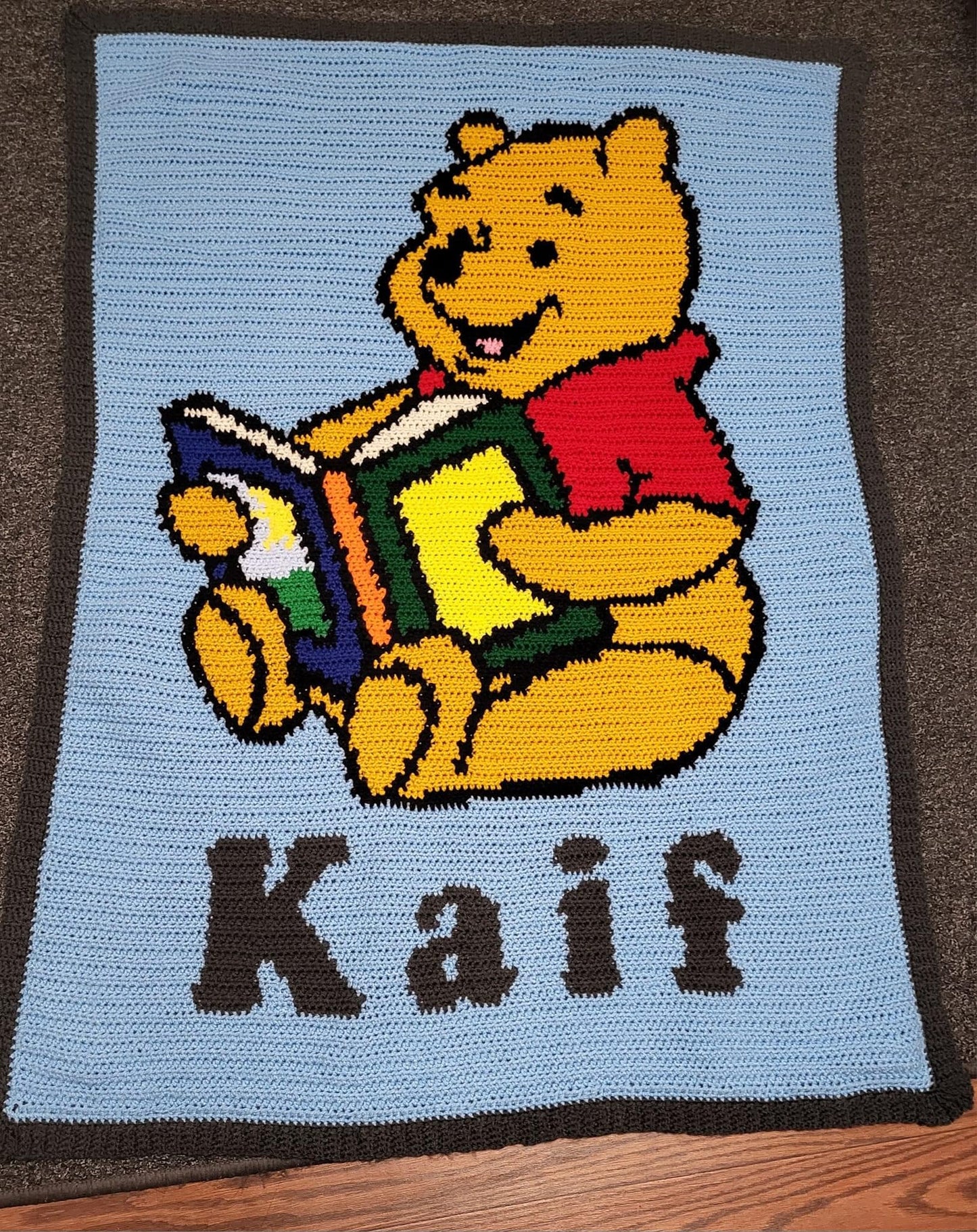 Winnie The Pooh Reading 120x120 PLAIN