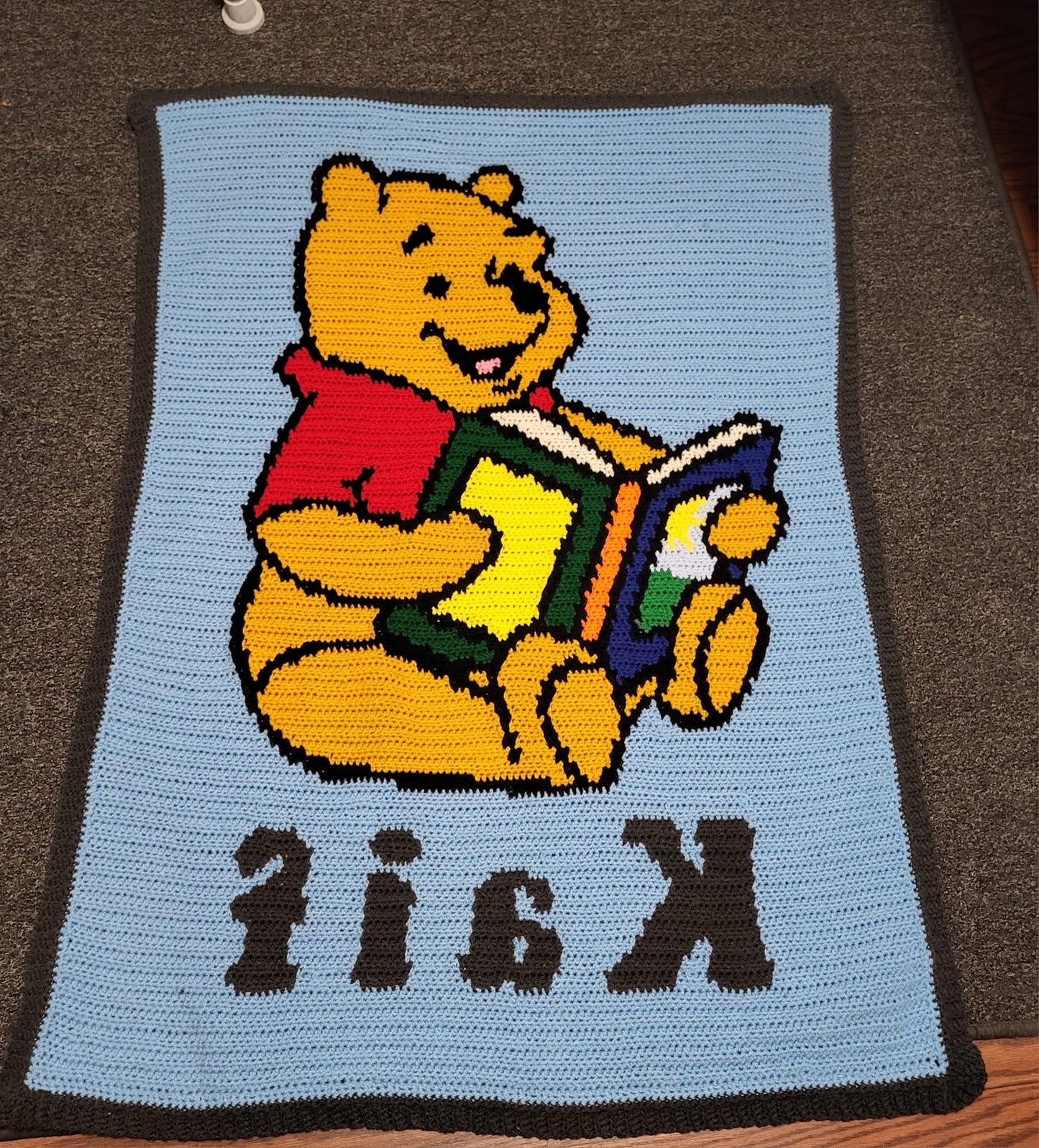 Winnie The Pooh Reading 120x120 PLAIN